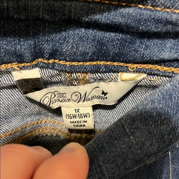 The Pioneer Woman Blue Embroidered Cropped Jeans - Picture 2 of 8